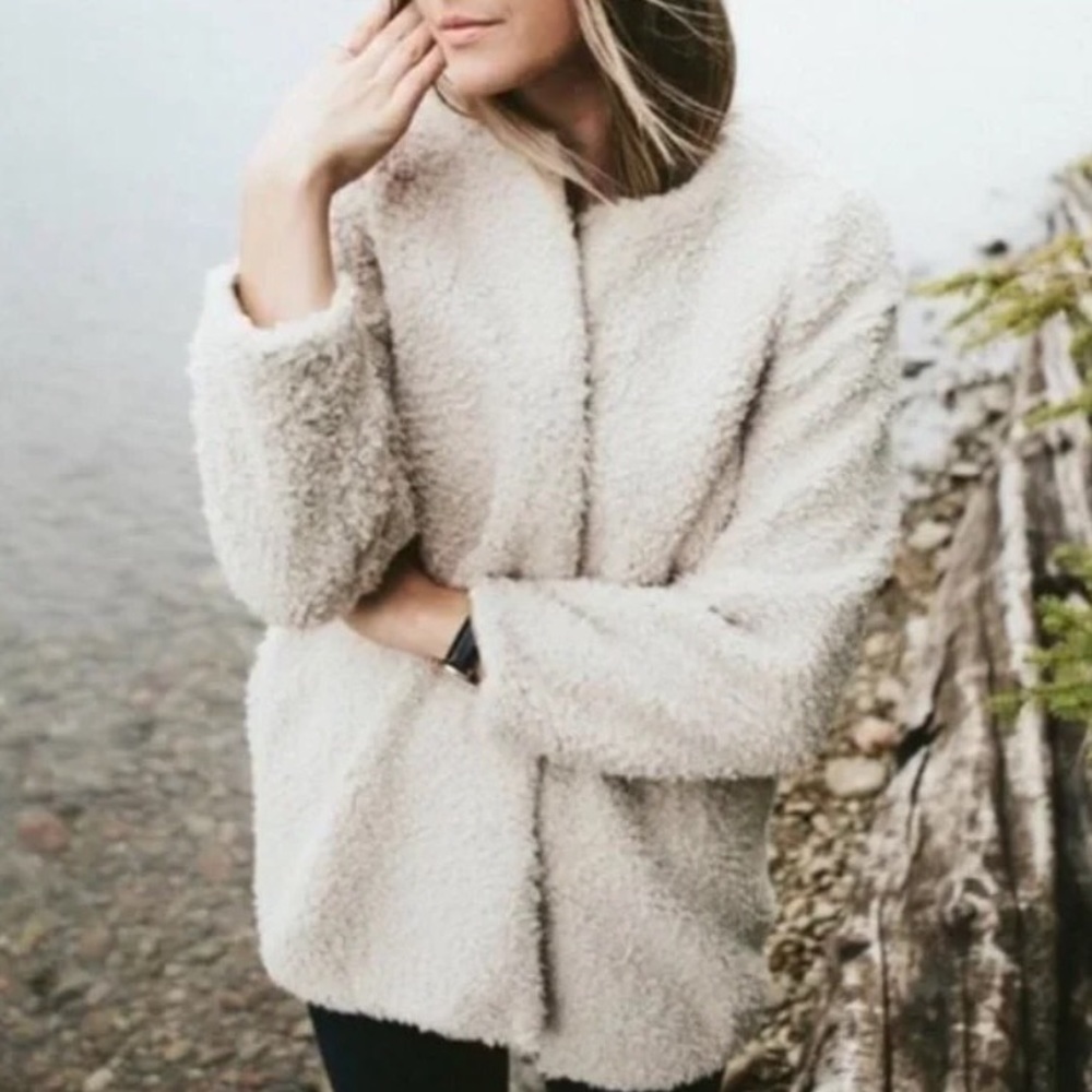 Mint Aritzia Labratorie coat teddy back jacket in cream sz xxs